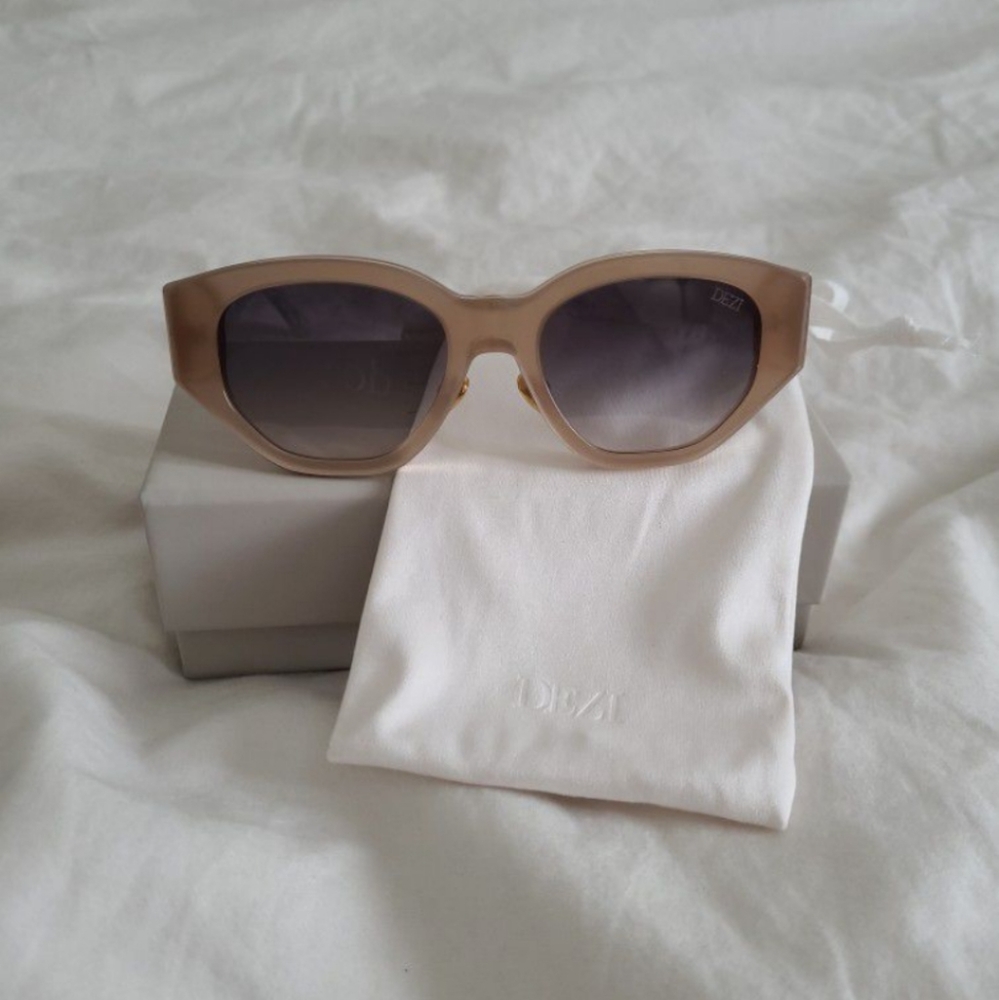 Dezi charge it sunglasses